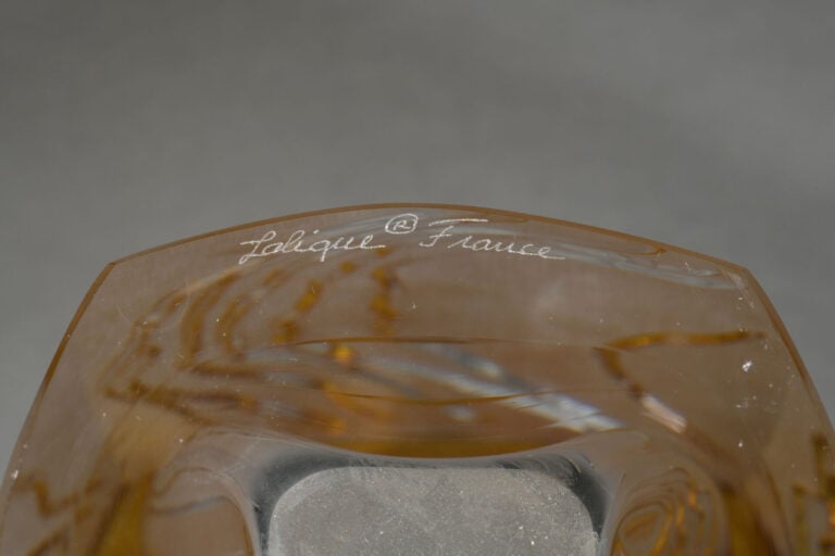 LALIQUE France - Vase modèle "Yasna" en cristal moulé pressé et filet doré - Si…