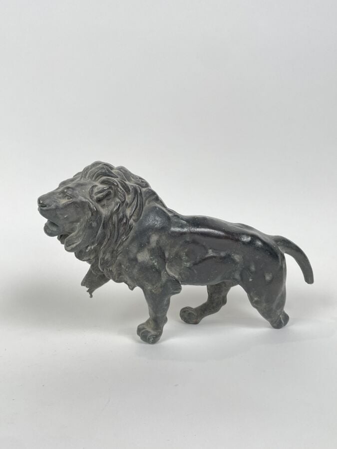 LION en fonte (accidents et manques) - 40 x 18 cm - - Lot à retirer à : - PANAM…