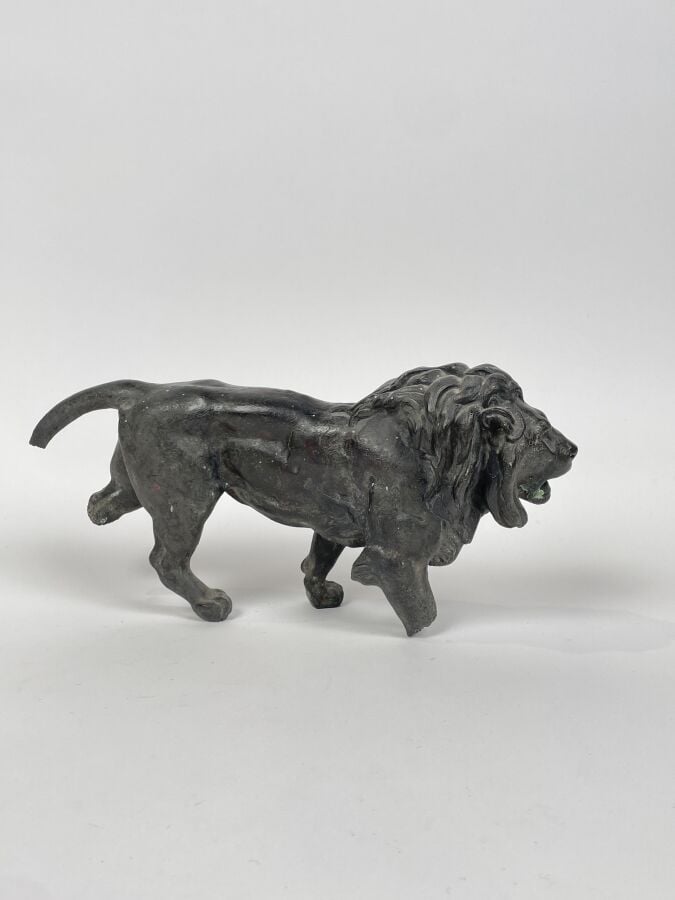 LION en fonte (accidents et manques) - 40 x 18 cm - - Lot à retirer à : - PANAM…