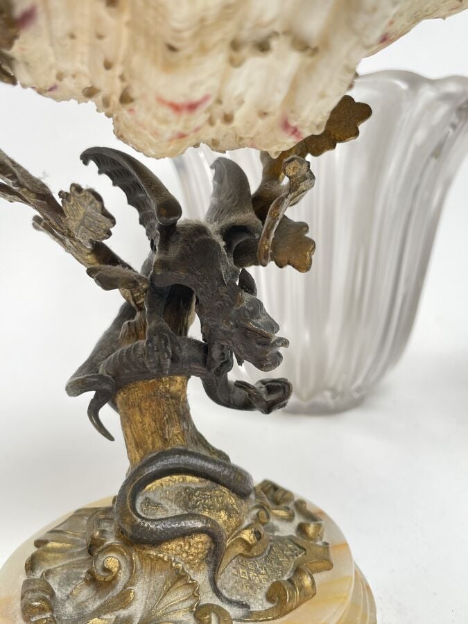 Lot composé d'une COUPE en bronze doré et bronze patiné à motif d'un dragon aff…