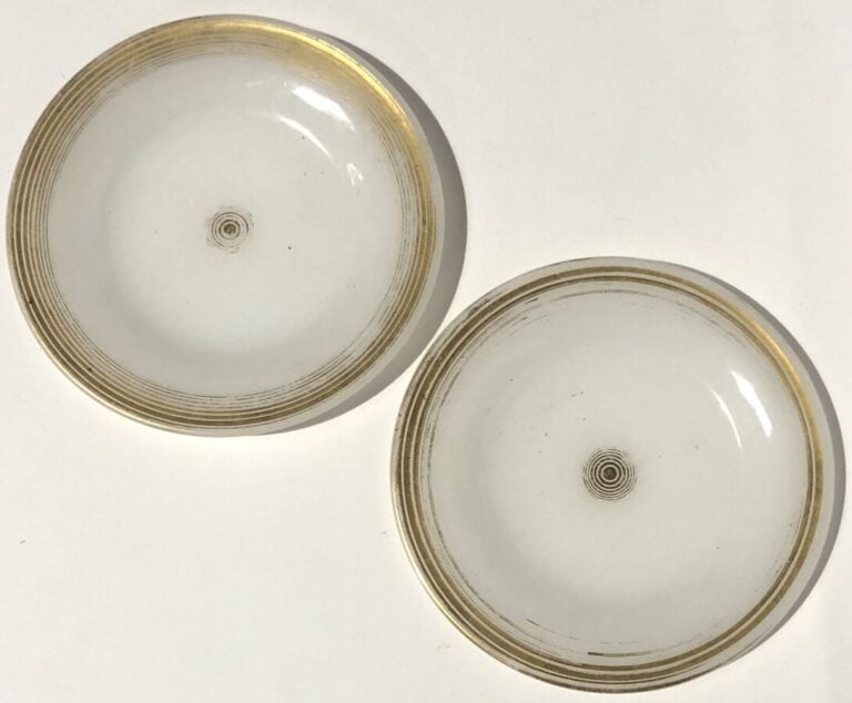 Lot comprenant : - 1°/ quatre plateaux (deux en opaline bleue, un en opaline pâ…