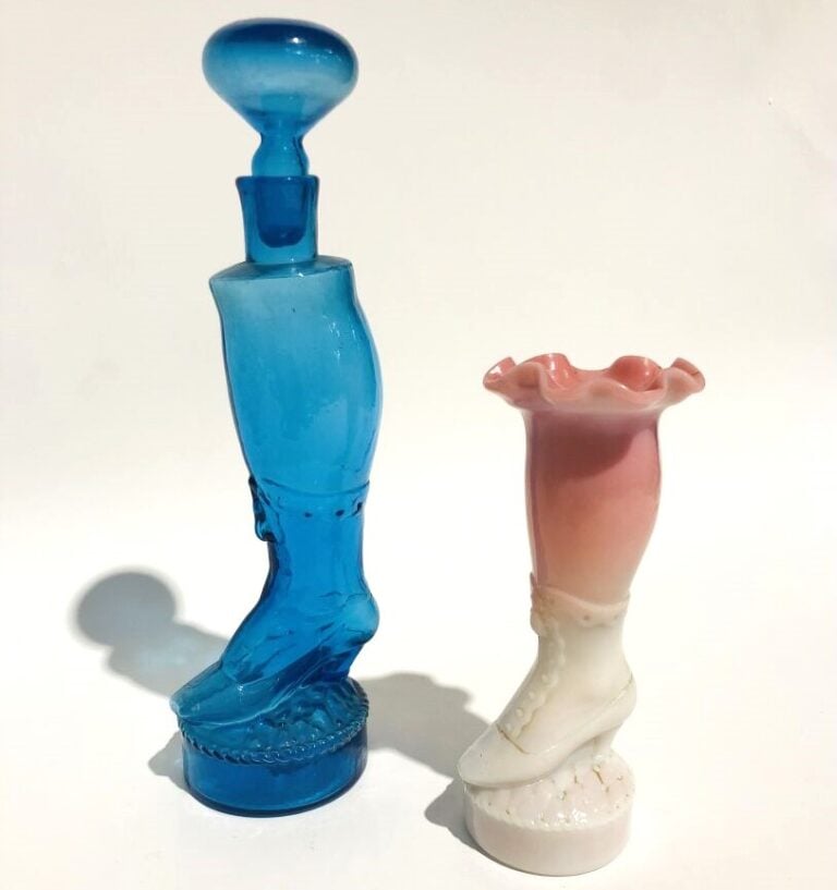 Lot comprenant : - 1°/ quatre plateaux (deux en opaline bleue, un en opaline pâ…