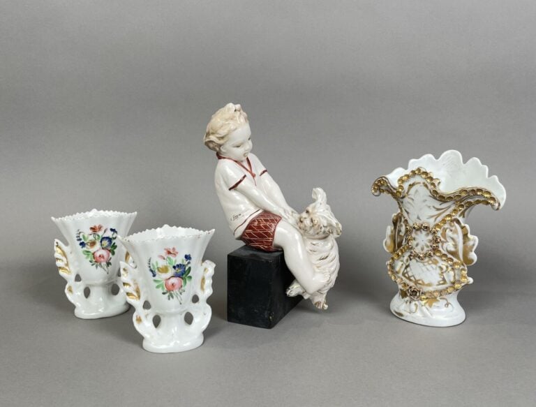 LOT comprenant : deux vases cornet en porcelaine de paris à décor polychrome de…