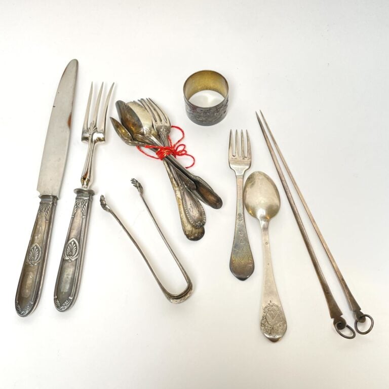 Lot comprenant en argent comprenant : - - Service à découper en argent fourré (…