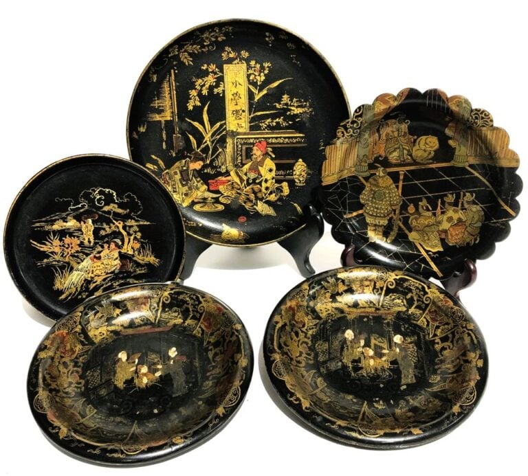 LOT comprenant : - Ensemble de 5 assiettes en carton bouilli noir à décor doré…