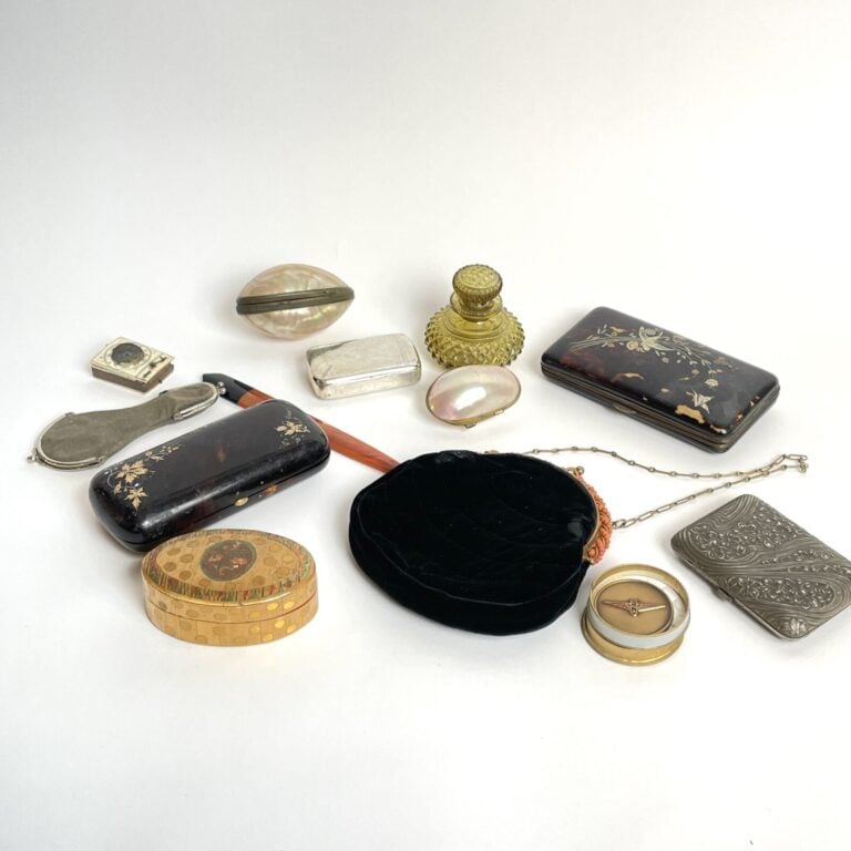 LOT comprenant : petit sac de soirée en velours agrémenté de perles de corail,…