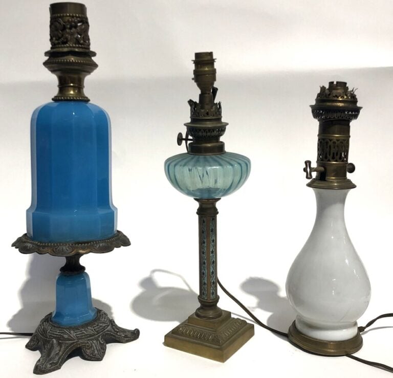 Lot comprenant : - Trois lampes : - 1°/ Une lampe en opaline bleue à côtes plat…