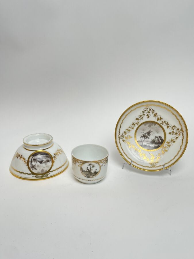 LOT comprenant un bol, une soucoupe et un pot en porcelaine blanche à décor dor…