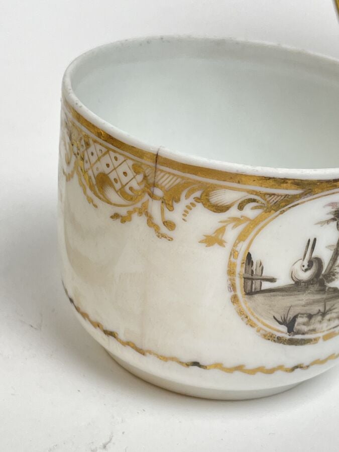 LOT comprenant un bol, une soucoupe et un pot en porcelaine blanche à décor dor…