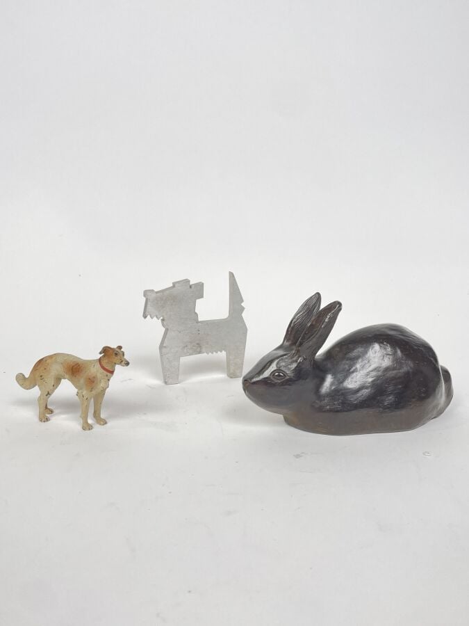 LOT comprenant : un lapin en bronze patiné (7 x 14 cm), un lévrier en bronze po…
