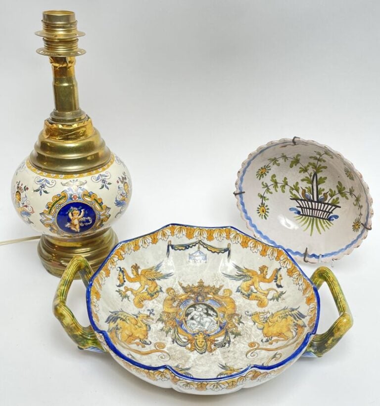 Lot comprenant une COUPE et une LAMPE Gien. On joint une coupe Nevers à décor d…