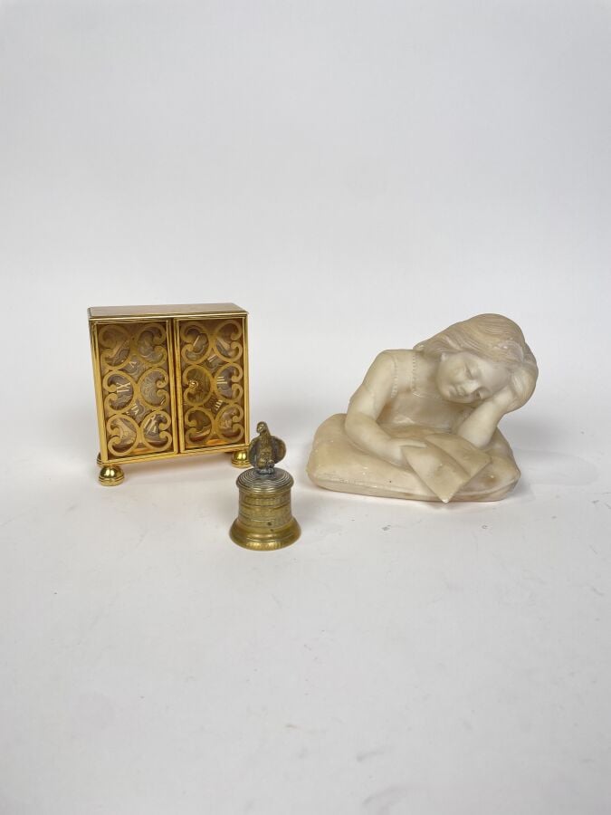 Lot comprenant : Une pendulette (manque poignée), une clochette, un sculpture e…
