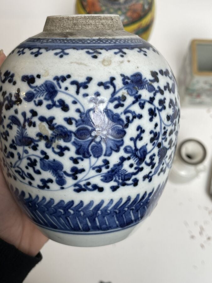 LOT comprenant : vase Nankin à décor de combattants sur fond jaune (accidents),…