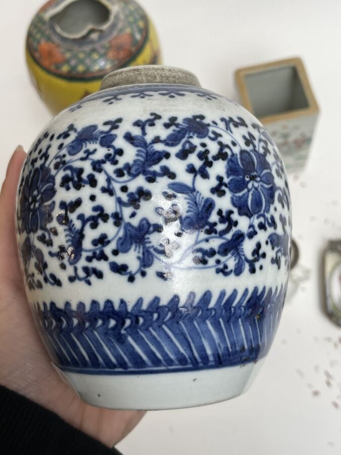 LOT comprenant : vase Nankin à décor de combattants sur fond jaune (accidents),…
