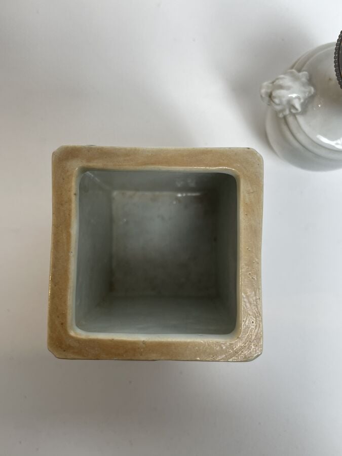 LOT comprenant : vase Nankin à décor de combattants sur fond jaune (accidents),…