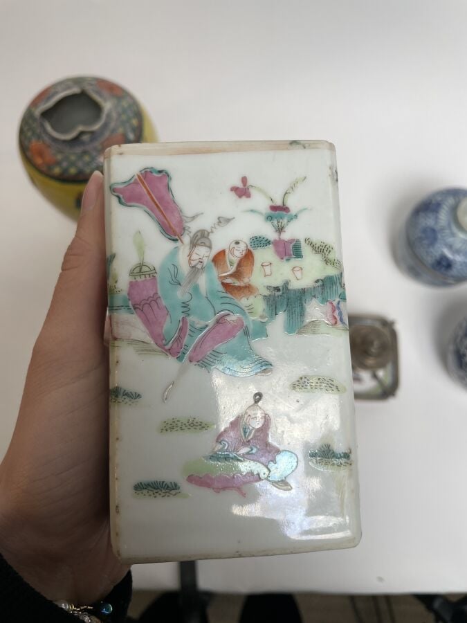 LOT comprenant : vase Nankin à décor de combattants sur fond jaune (accidents),…