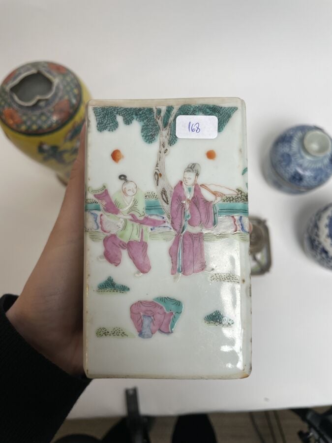 LOT comprenant : vase Nankin à décor de combattants sur fond jaune (accidents),…