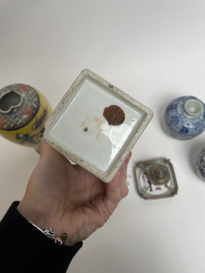 LOT comprenant : vase Nankin à décor de combattants sur fond jaune (accidents),…
