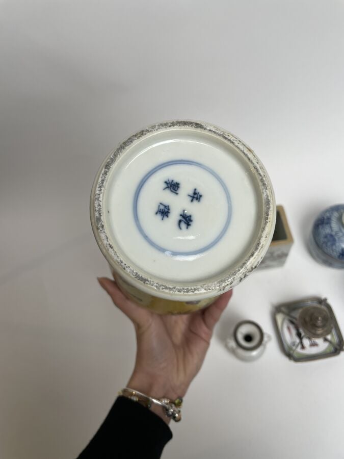 LOT comprenant : vase Nankin à décor de combattants sur fond jaune (accidents),…