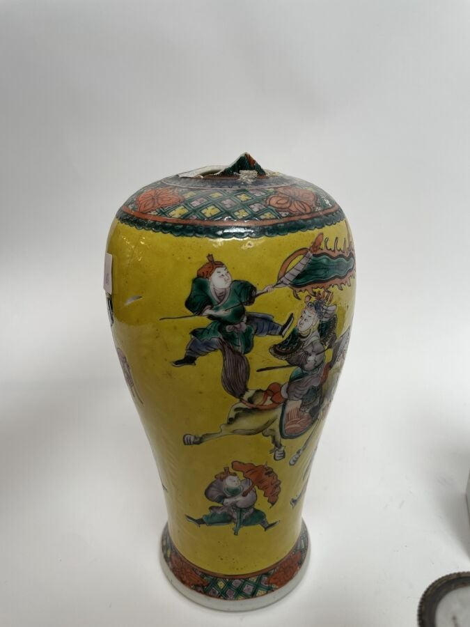 LOT comprenant : vase Nankin à décor de combattants sur fond jaune (accidents),…