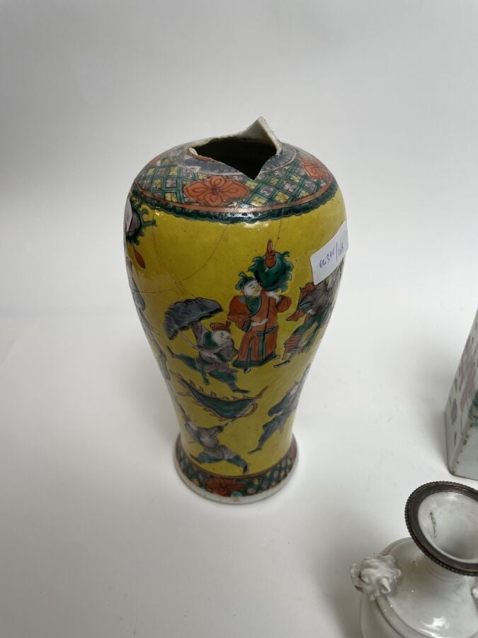 LOT comprenant : vase Nankin à décor de combattants sur fond jaune (accidents),…