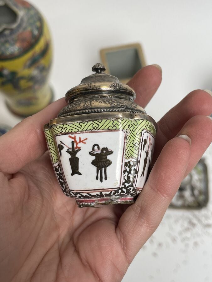 LOT comprenant : vase Nankin à décor de combattants sur fond jaune (accidents),…