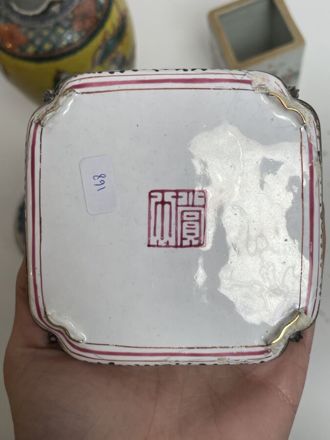 LOT comprenant : vase Nankin à décor de combattants sur fond jaune (accidents),…