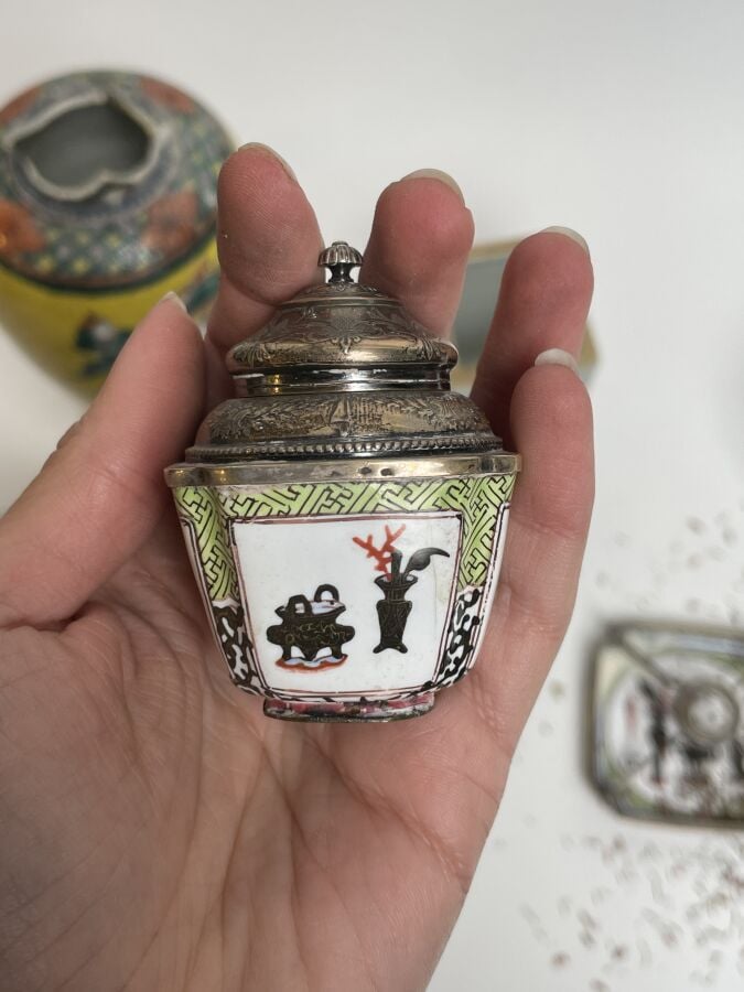 LOT comprenant : vase Nankin à décor de combattants sur fond jaune (accidents),…