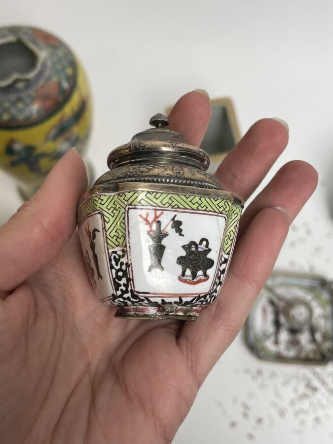 LOT comprenant : vase Nankin à décor de combattants sur fond jaune (accidents),…