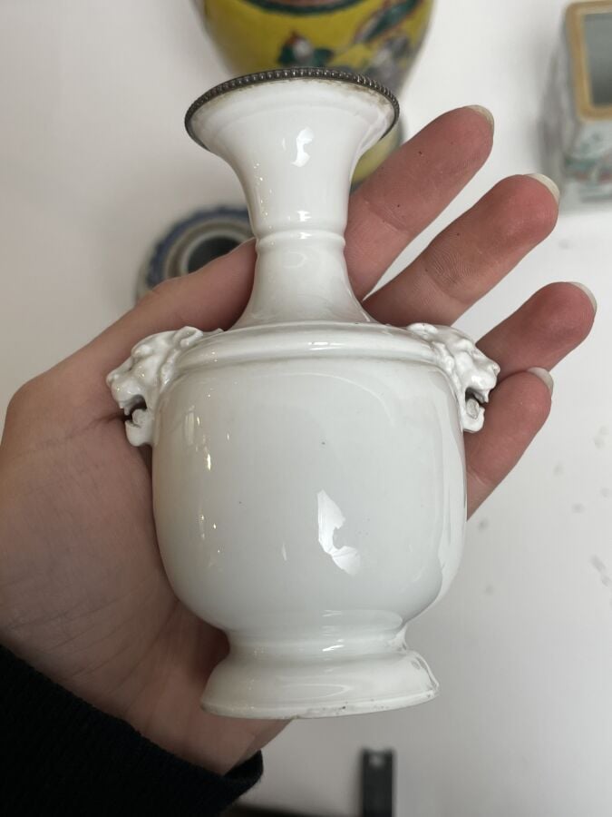 LOT comprenant : vase Nankin à décor de combattants sur fond jaune (accidents),…
