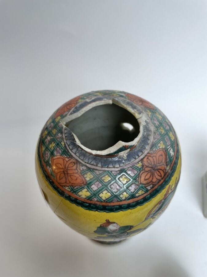 LOT comprenant : vase Nankin à décor de combattants sur fond jaune (accidents),…