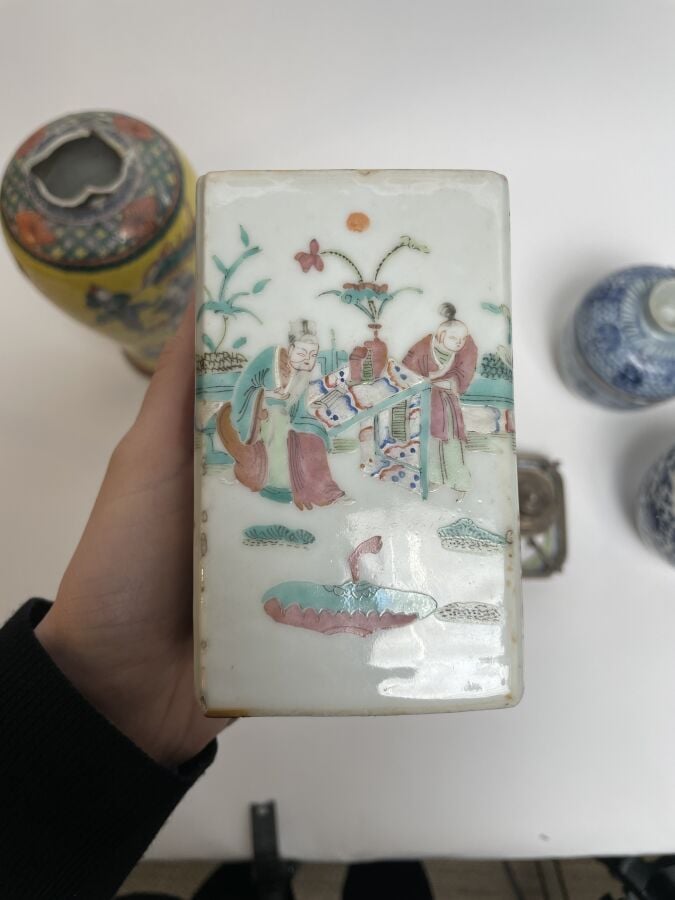 LOT comprenant : vase Nankin à décor de combattants sur fond jaune (accidents),…