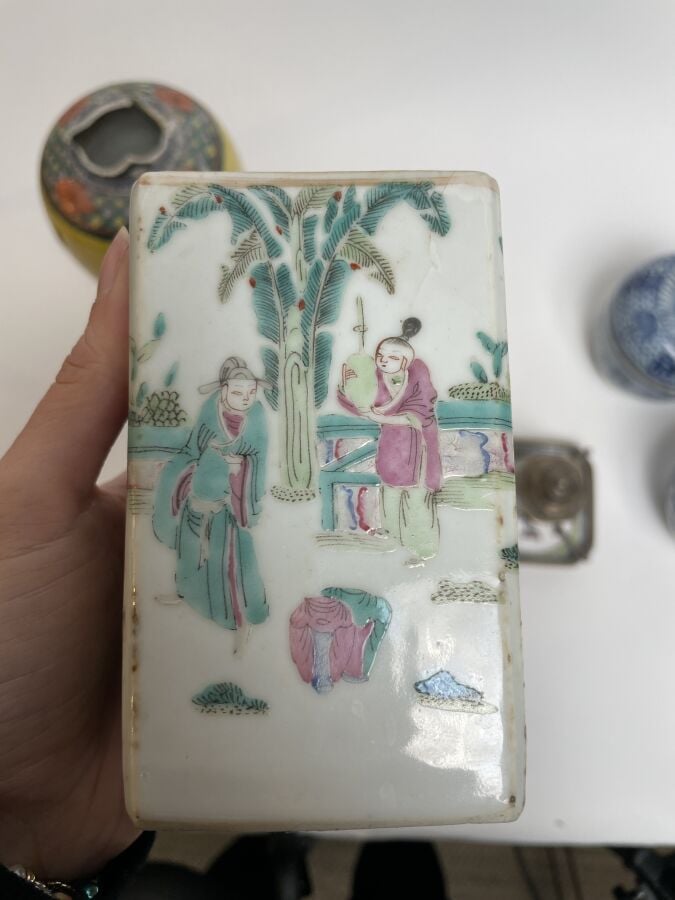 LOT comprenant : vase Nankin à décor de combattants sur fond jaune (accidents),…