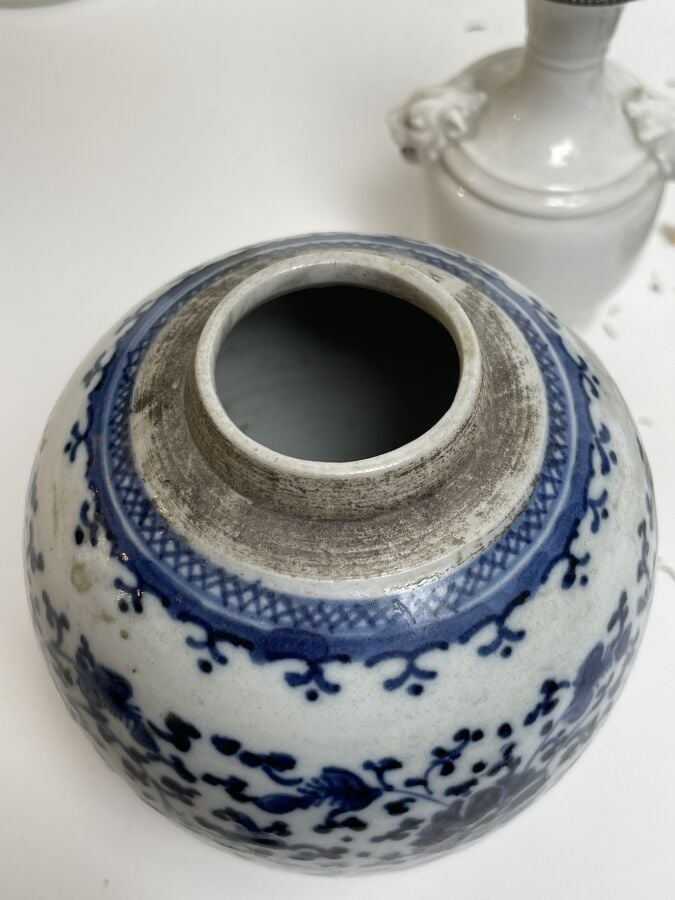 LOT comprenant : vase Nankin à décor de combattants sur fond jaune (accidents),…