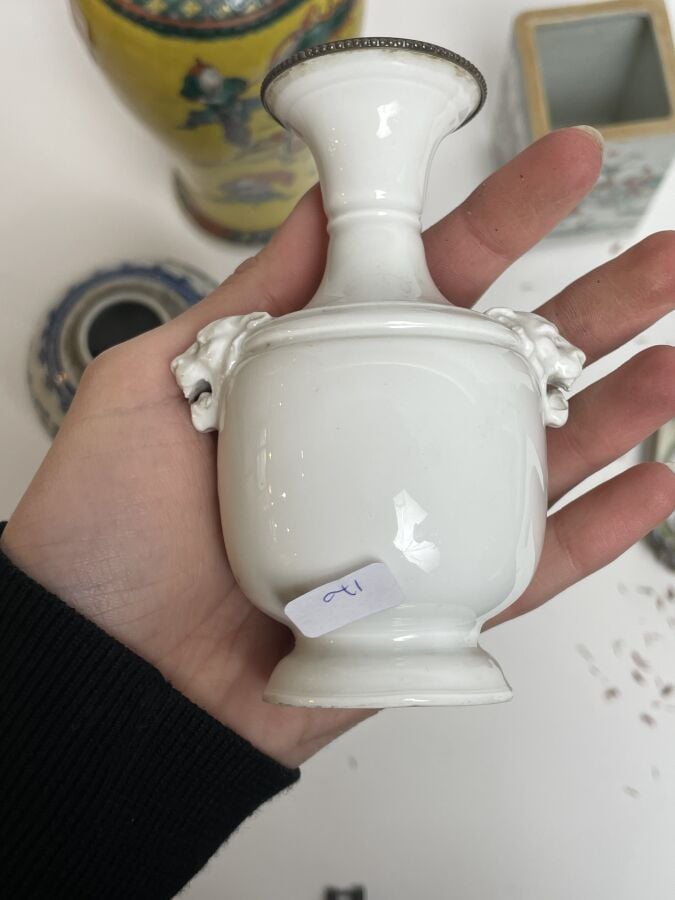LOT comprenant : vase Nankin à décor de combattants sur fond jaune (accidents),…