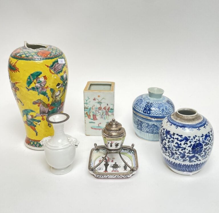 LOT comprenant : vase Nankin à décor de combattants sur fond jaune (accidents),…