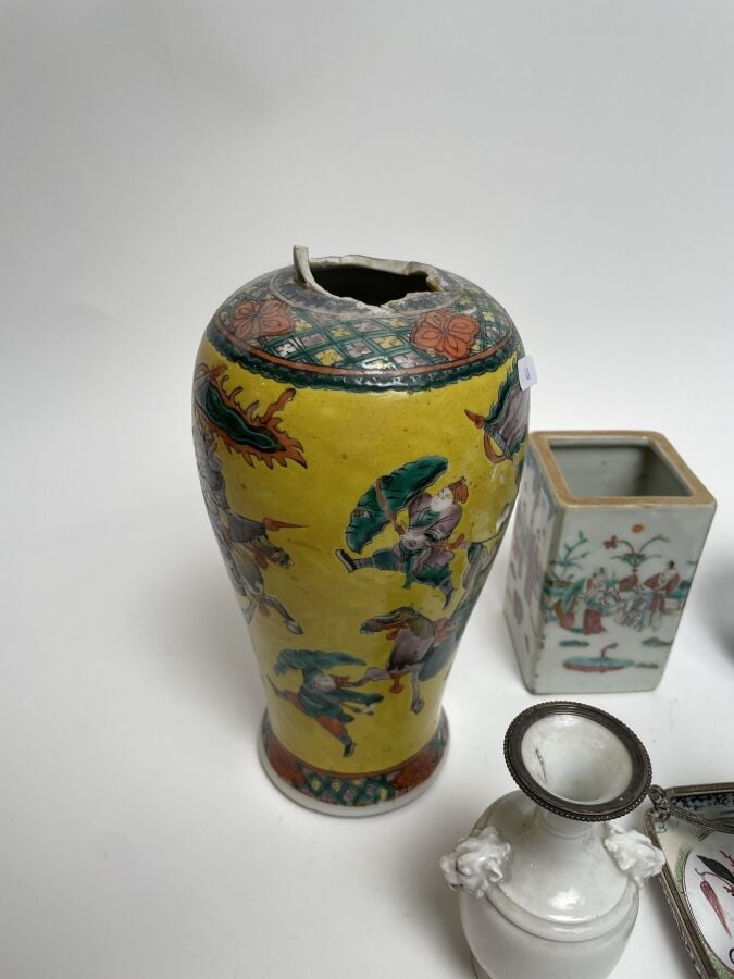 LOT comprenant : vase Nankin à décor de combattants sur fond jaune (accidents),…