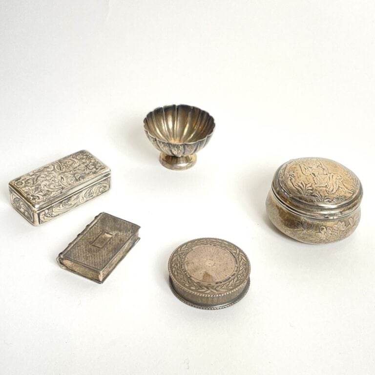 LOT comprenant : - - Vinaigrette en argent anglais (Birmingham), sous la forme…
