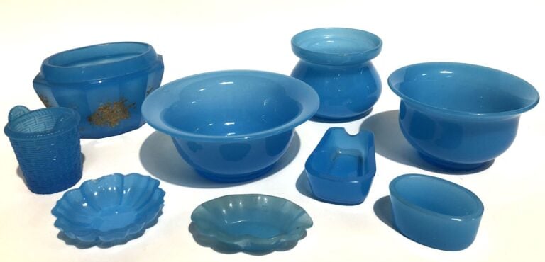 Lot d'OPALINES comprenant : - Deux coupes baguiers à jambe balustre en opaline…