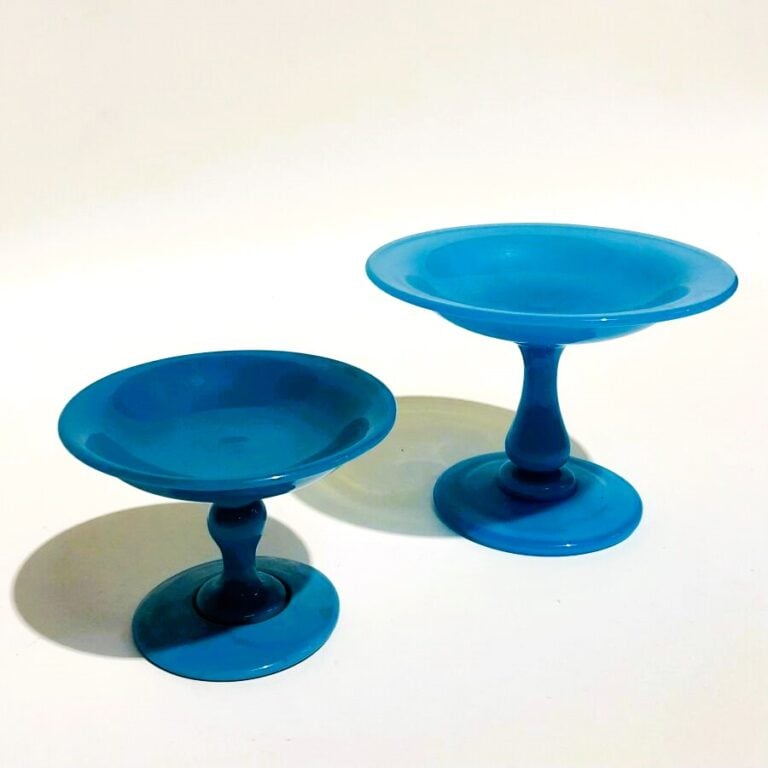 Lot d'OPALINES comprenant : - Deux coupes baguiers à jambe balustre en opaline…