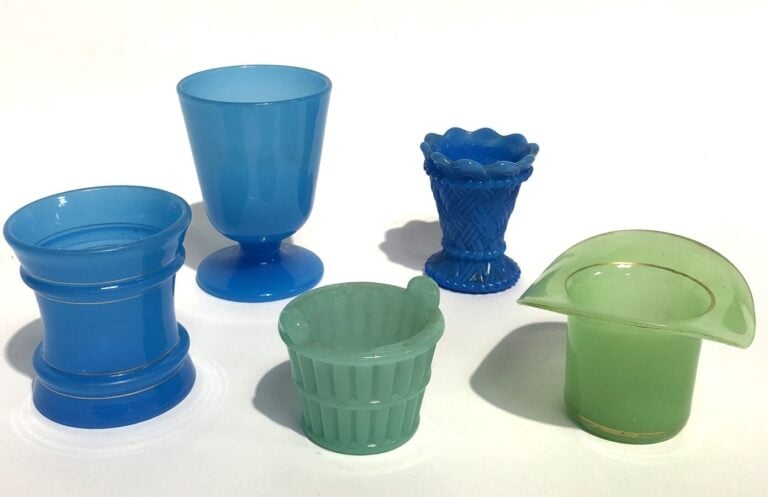 Lot d'OPALINES comprenant : - Flacon boule en opaline turquoise a decor « Desvi…