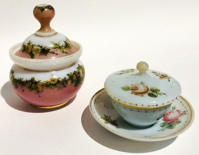 lot d'opalines comprenant : - Lot de deux opalines : - 1°/ Une tasse couverte e…