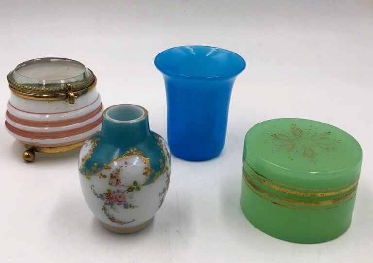 Lot d'opalines comprenant : - Un vase et une coupe en opaline d'époque Napoléon…