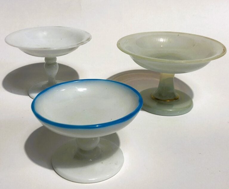 lot d'OPALINES : - Deux opalines d'époque Restauration. - 1°/ Assiette en opali…