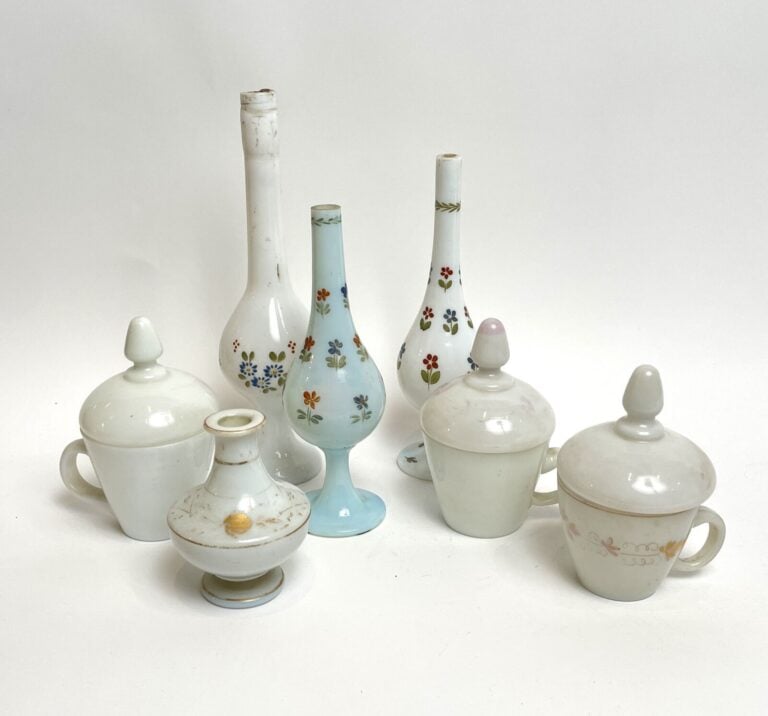 lot de 3 FLACONS A EAU DE ROSE en verre blanc et bleuté à décor émaillé. - On j…
