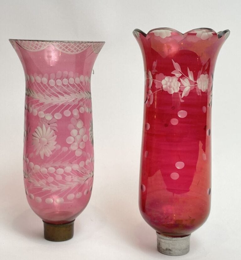 Lot de 3 grands FLACONS en verre bleu et rose à motif émaillé et doré. - Hauteu…