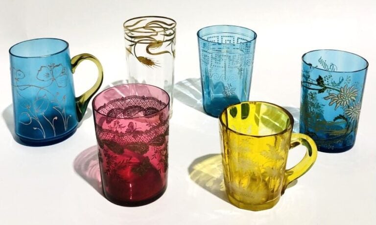 Lot de 3 objets comprenant : - 1°/ Un vase balustre en verre doublé rose à déco…