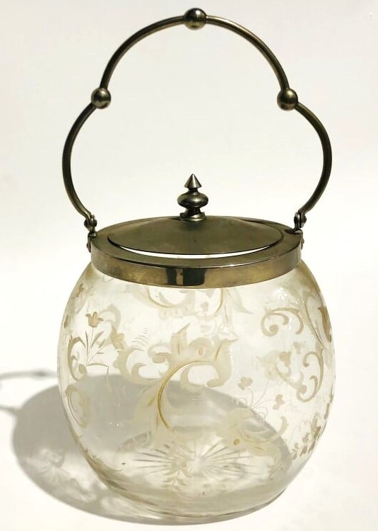 Lot de 3 objets comprenant : - 1°/ Un vase balustre en verre doublé rose à déco…