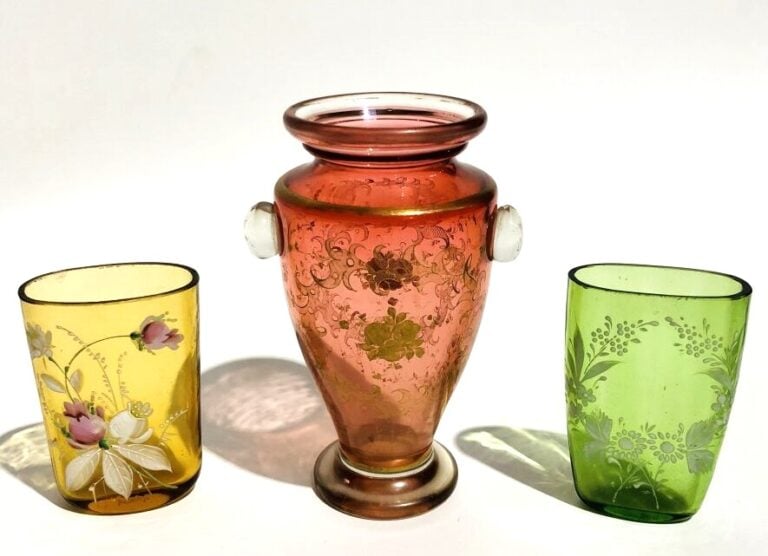 Lot de 3 objets comprenant : - 1°/ Un vase balustre en verre doublé rose à déco…