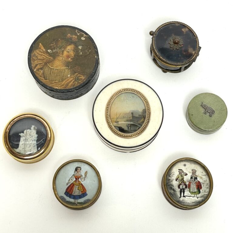 Lot de 7 BOITES circulaires dont une boîte avec miniature dans le goût de Verne…